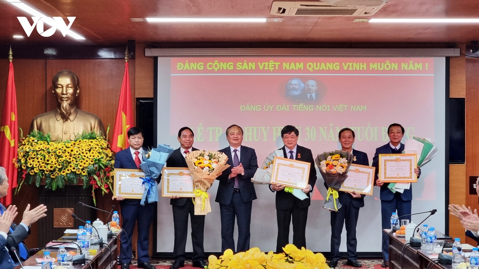Nguyên Tổng Giám đốc VOV Nguyễn Thế Kỷ nhận Huy hiệu 30 năm tuổi Đảng
